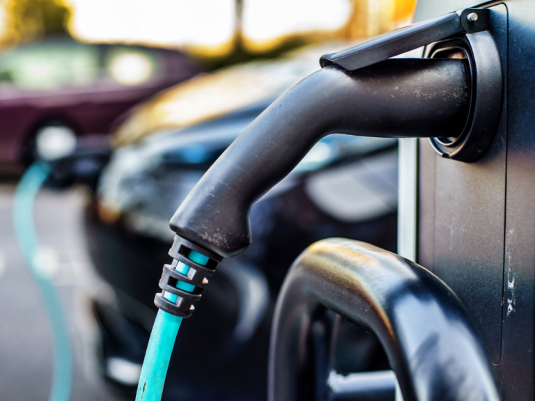 Lee más sobre el artículo Cuánto tarda en cargar un coche eléctrico y de qué depende realmente