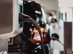 ¿Se puede instalar un cargador para coche eléctrico en cualquier garaje?