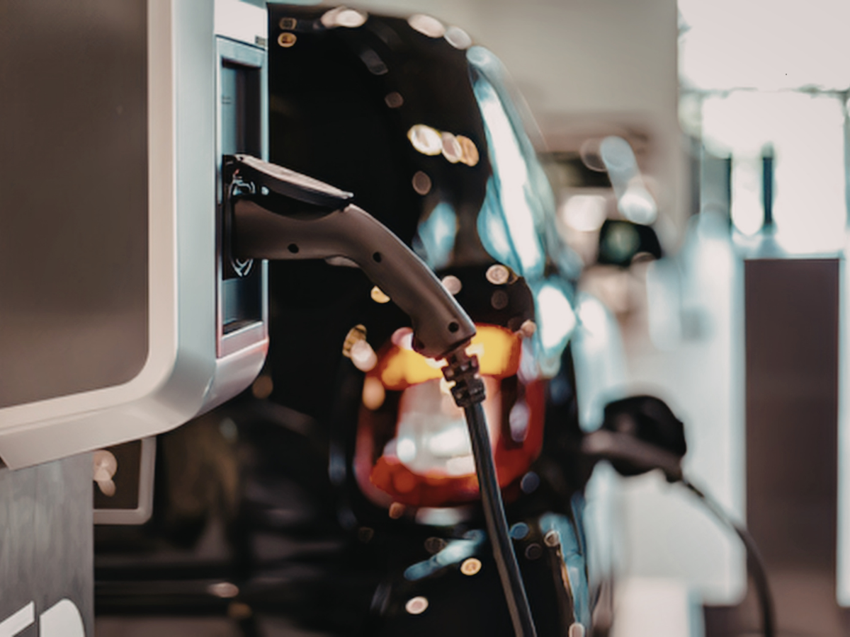 Lee más sobre el artículo ¿Se puede instalar un cargador para coche eléctrico en cualquier garaje?