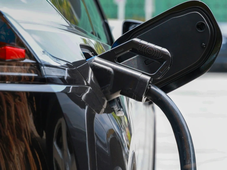 Lee más sobre el artículo ¿Puedo instalar un cargador de coche eléctrico en un garaje comunitario?